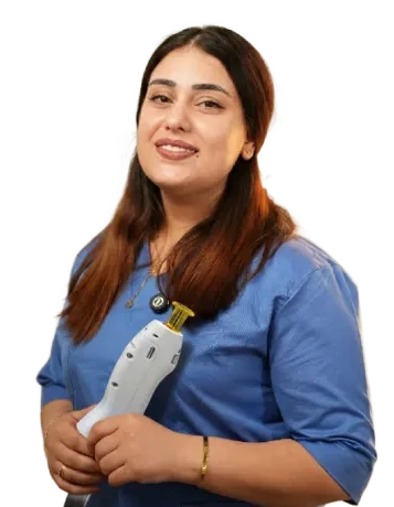 أخصائية الليزر ربى نعيم تحمل قطعة اليد الخاصة بجهاز Candela GentleMax Pro في عيادة ليزر آند مور، دبي